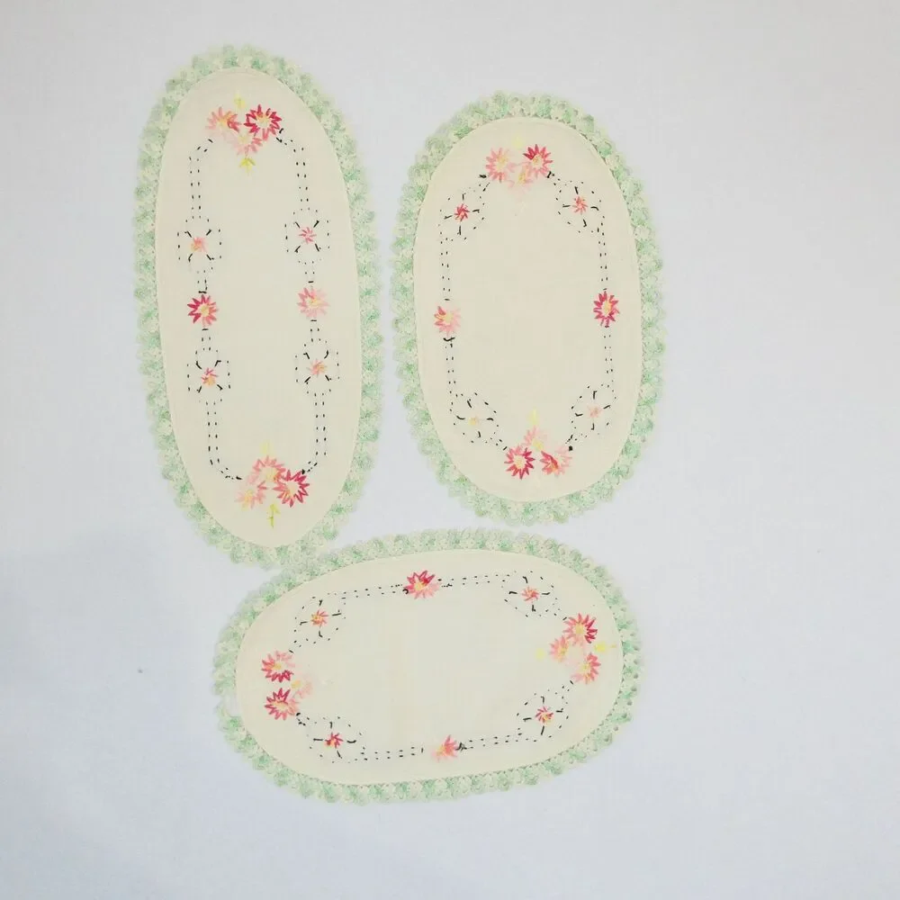 Set‎ of 4 Vintage Embroidered Linens Table Dresser Oval Rectangle Crochet Edge